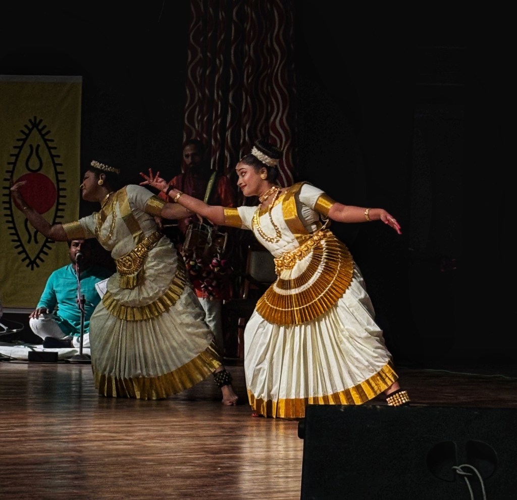 Mohiniyattam 